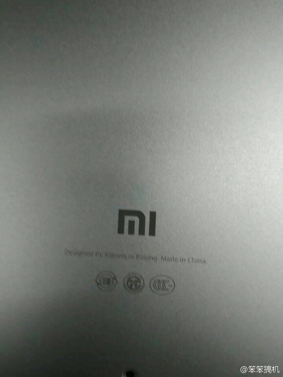 小米筆記本？看樣子面板是鋁模具